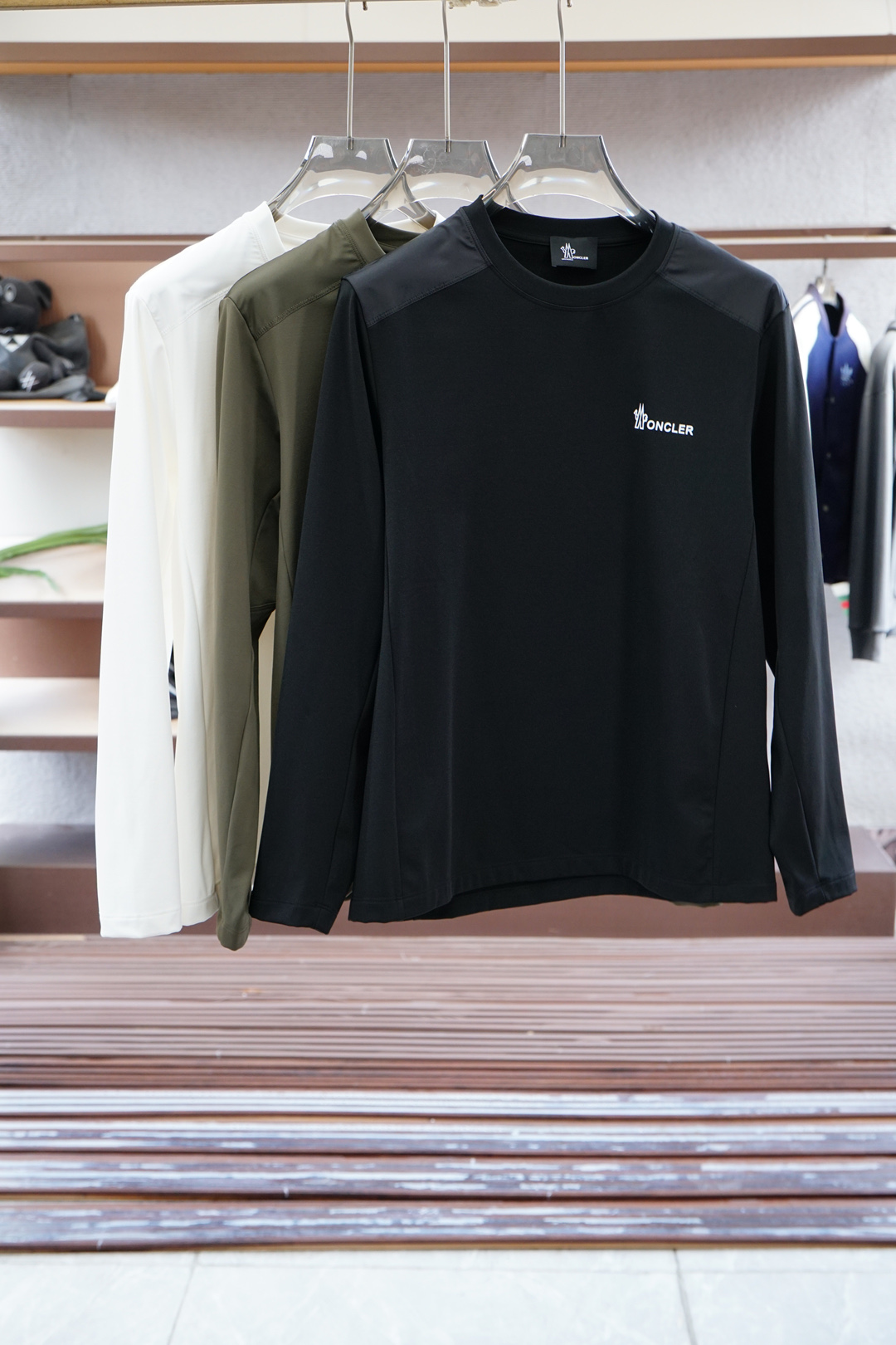 
蒙口11.1官网款，撞色条纹长袖平纹针织T恤
面料1：24S双纱特种纺织紧密棉 / 185G
面料2：