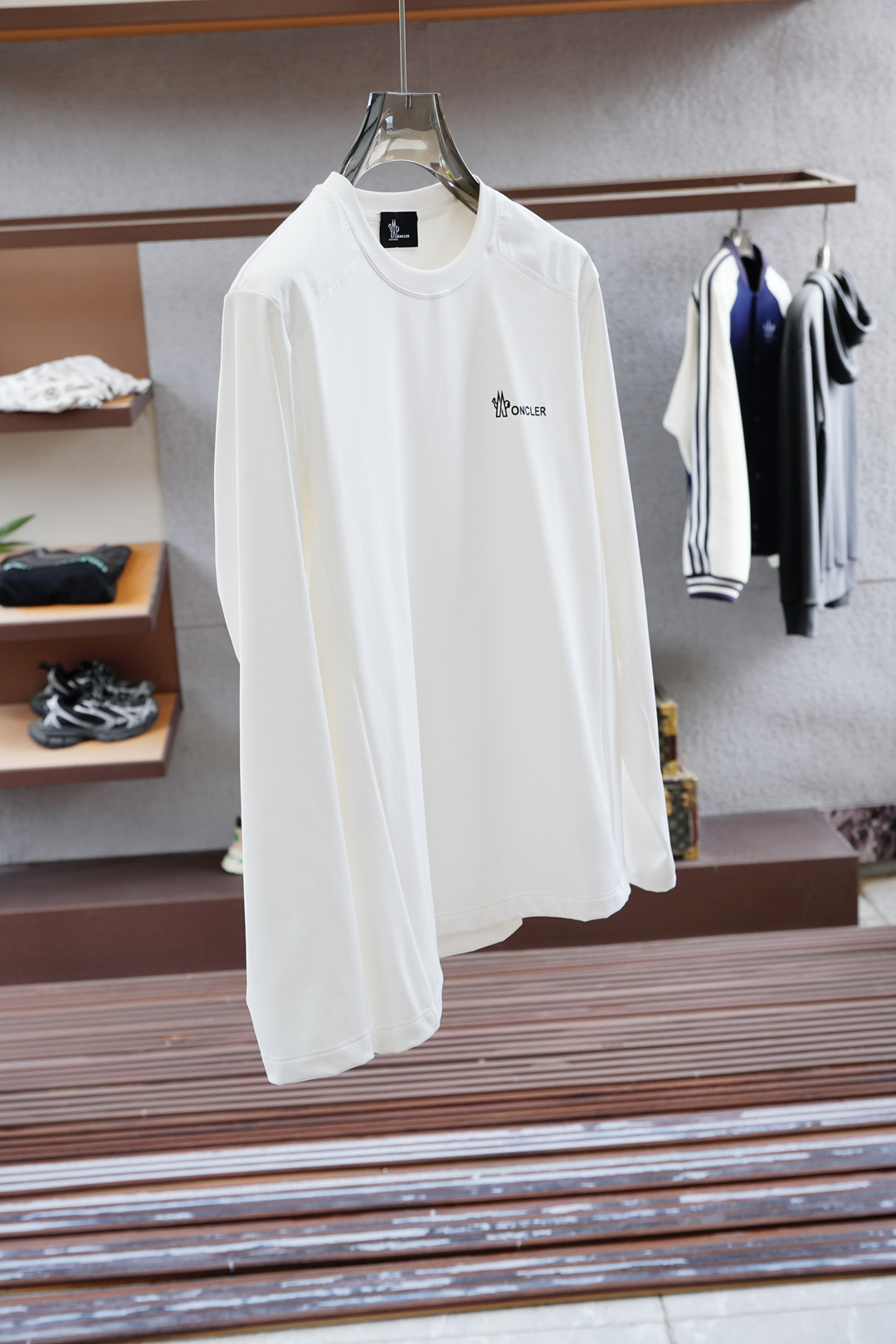 
蒙口11.1官网款，撞色条纹长袖平纹针织T恤
面料1：24S双纱特种纺织紧密棉 / 185G
面料2：