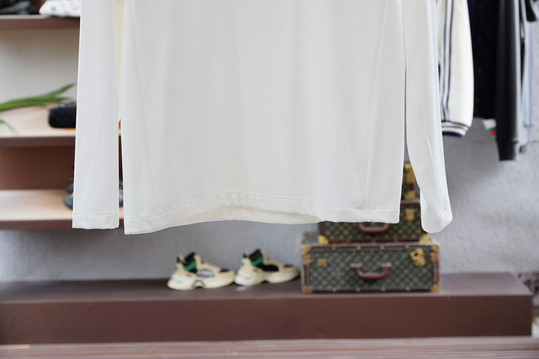 
蒙口11.1官网款，撞色条纹长袖平纹针织T恤
面料1：24S双纱特种纺织紧密棉 / 185G
面料2：