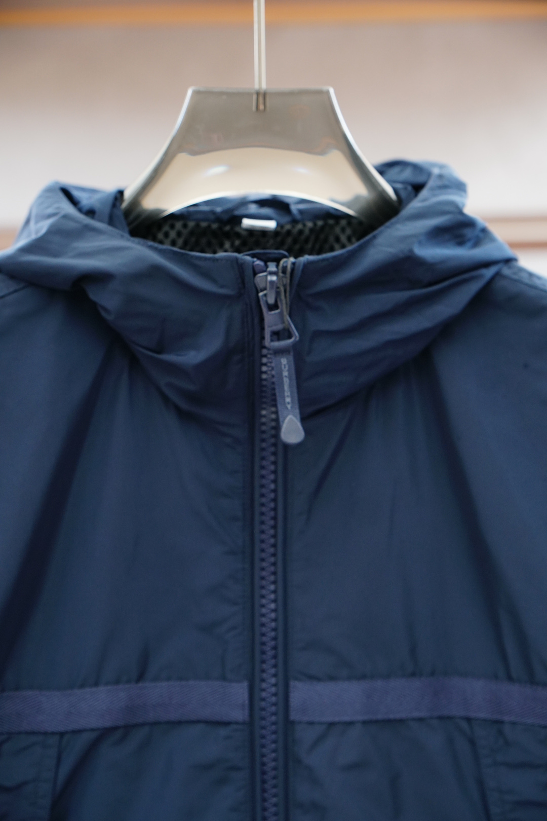 
BBR/巴宝莉  经典款连帽夹克外套  （顶级对格版本）带全套包装‼️
定织定染面料，全身多处对位拼接