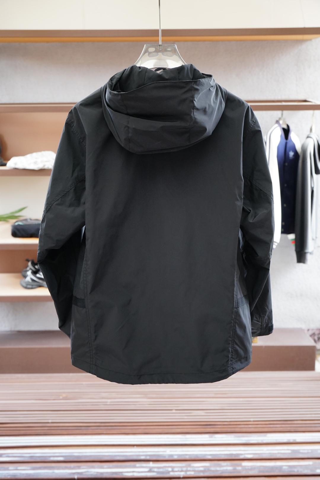 
BBR/巴宝莉  经典款连帽夹克外套  （顶级对格版本）带全套包装‼️
定织定染面料，全身多处对位拼接