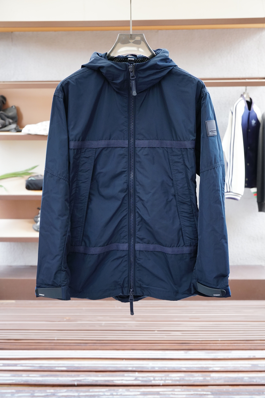 
BBR/巴宝莉  经典款连帽夹克外套  （顶级对格版本）带全套包装‼️
定织定染面料，全身多处对位拼接