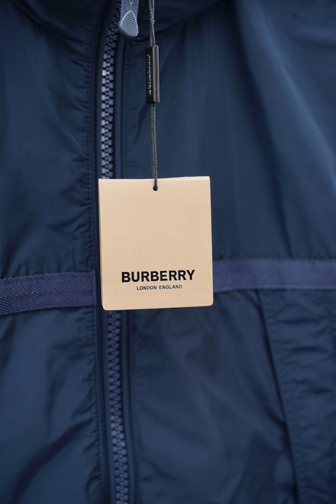 
BBR/巴宝莉  经典款连帽夹克外套  （顶级对格版本）带全套包装‼️
定织定染面料，全身多处对位拼接