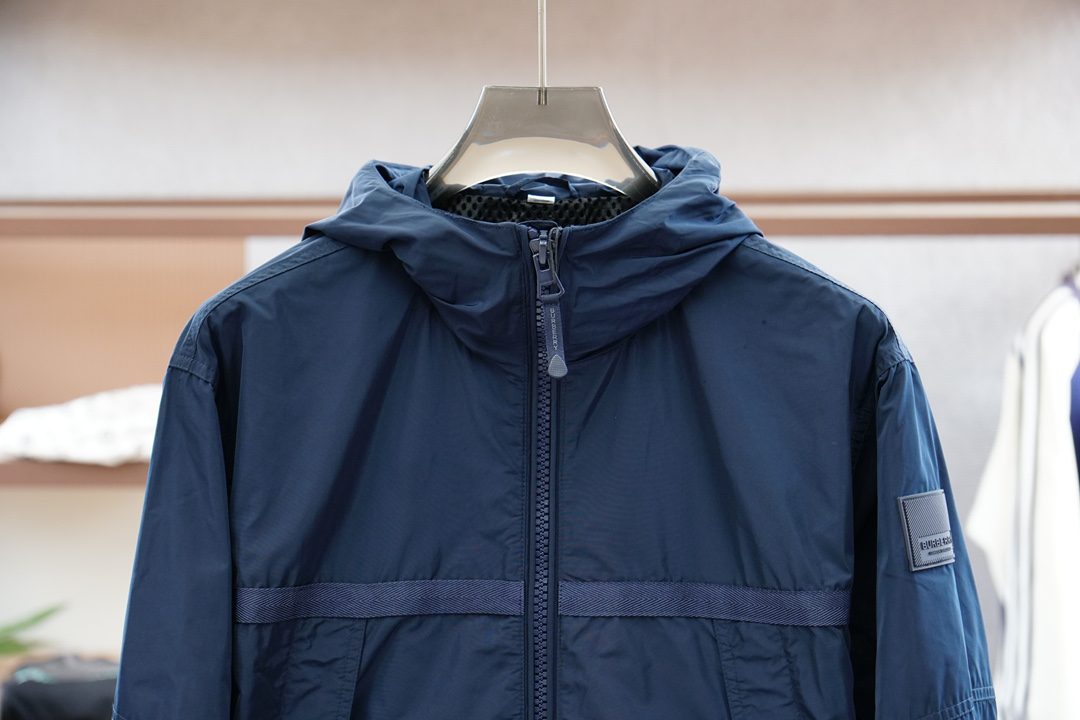 
BBR/巴宝莉  经典款连帽夹克外套  （顶级对格版本）带全套包装‼️
定织定染面料，全身多处对位拼接