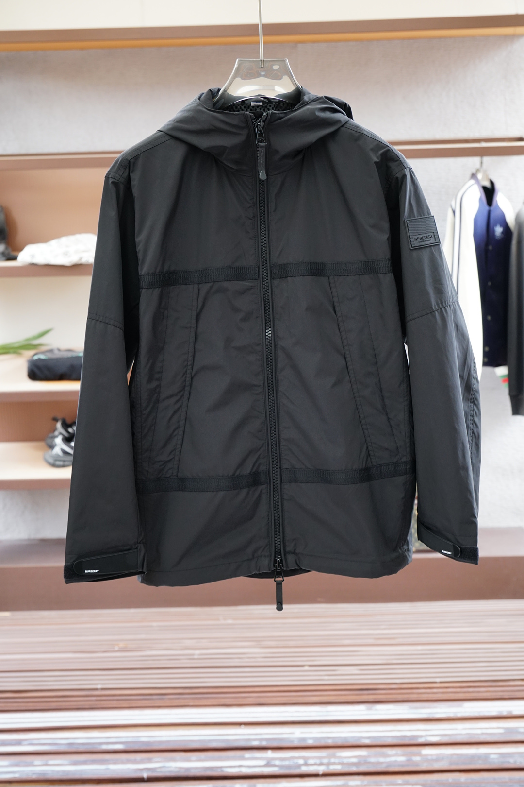 
BBR/巴宝莉  经典款连帽夹克外套  （顶级对格版本）带全套包装‼️
定织定染面料，全身多处对位拼接