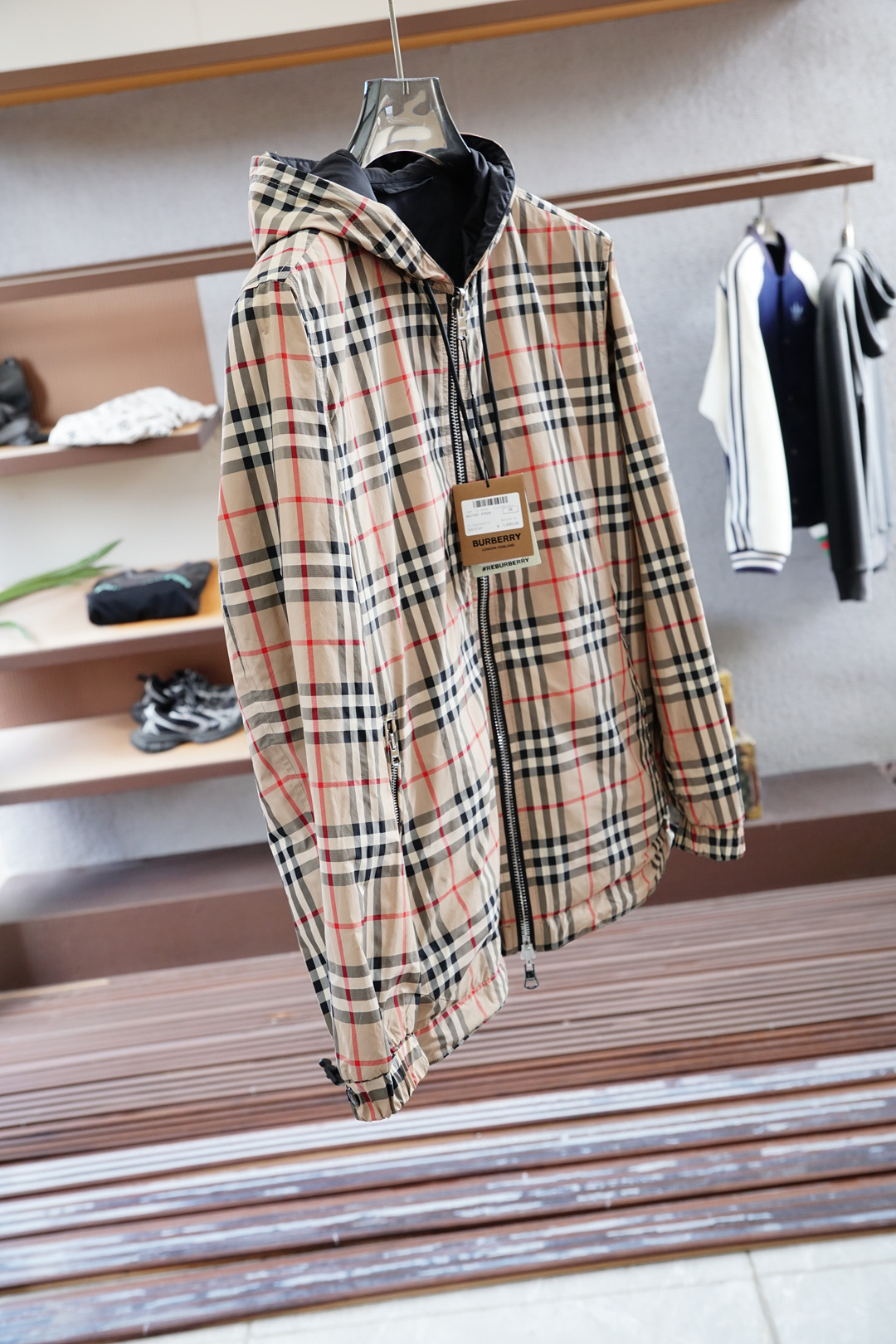 
BBR/巴宝莉  经典款小格子双面穿连帽夹克外套  （顶级对格版本）带全套包装‼️
定织定染格纹面料，