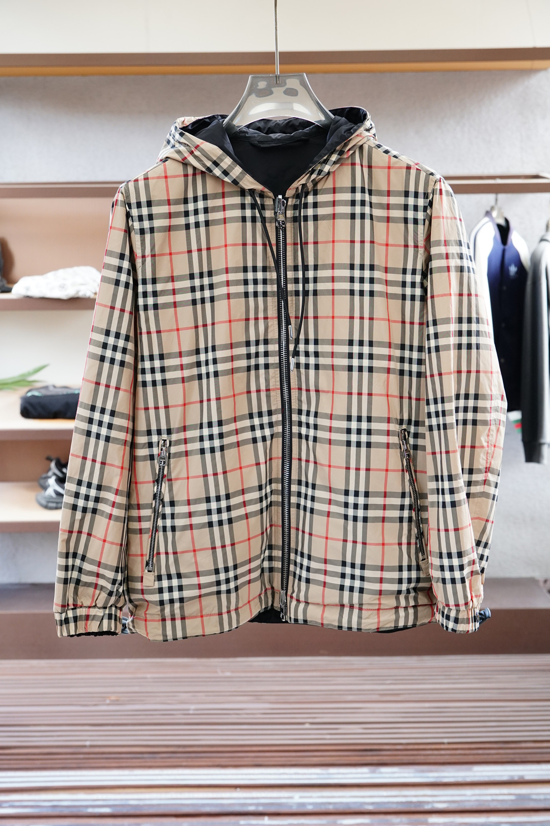 
BBR/巴宝莉  经典款小格子双面穿连帽夹克外套  （顶级对格版本）带全套包装‼️
定织定染格纹面料，