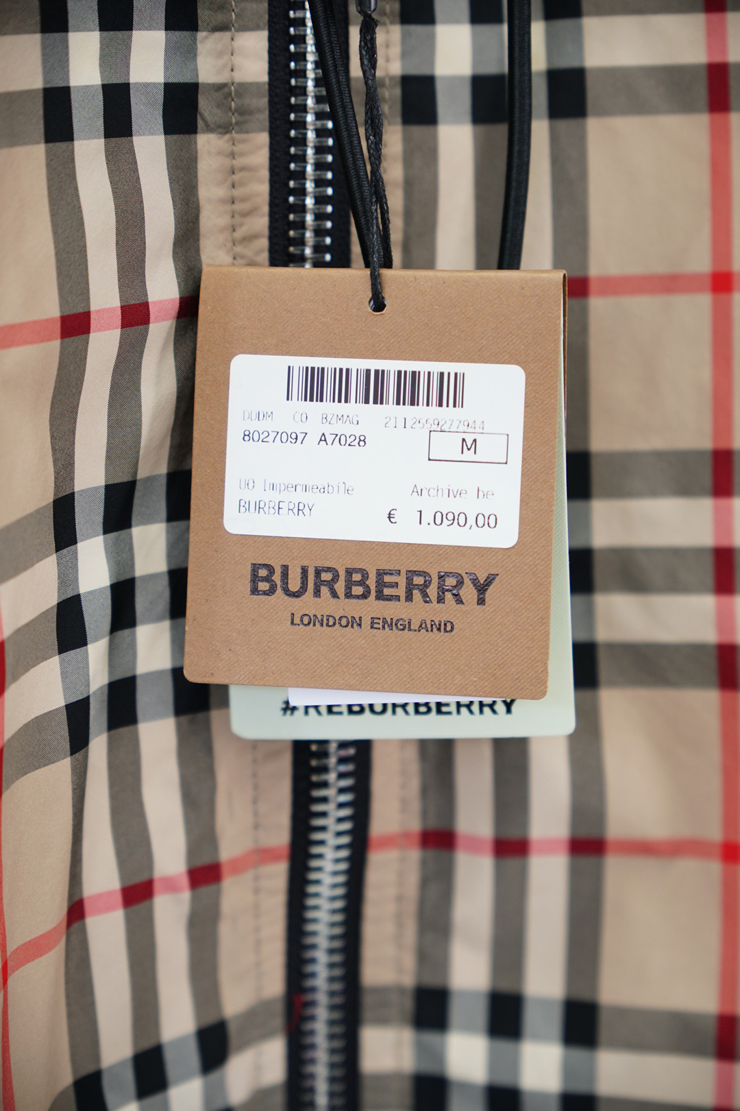 
BBR/巴宝莉  经典款小格子双面穿连帽夹克外套  （顶级对格版本）带全套包装‼️
定织定染格纹面料，