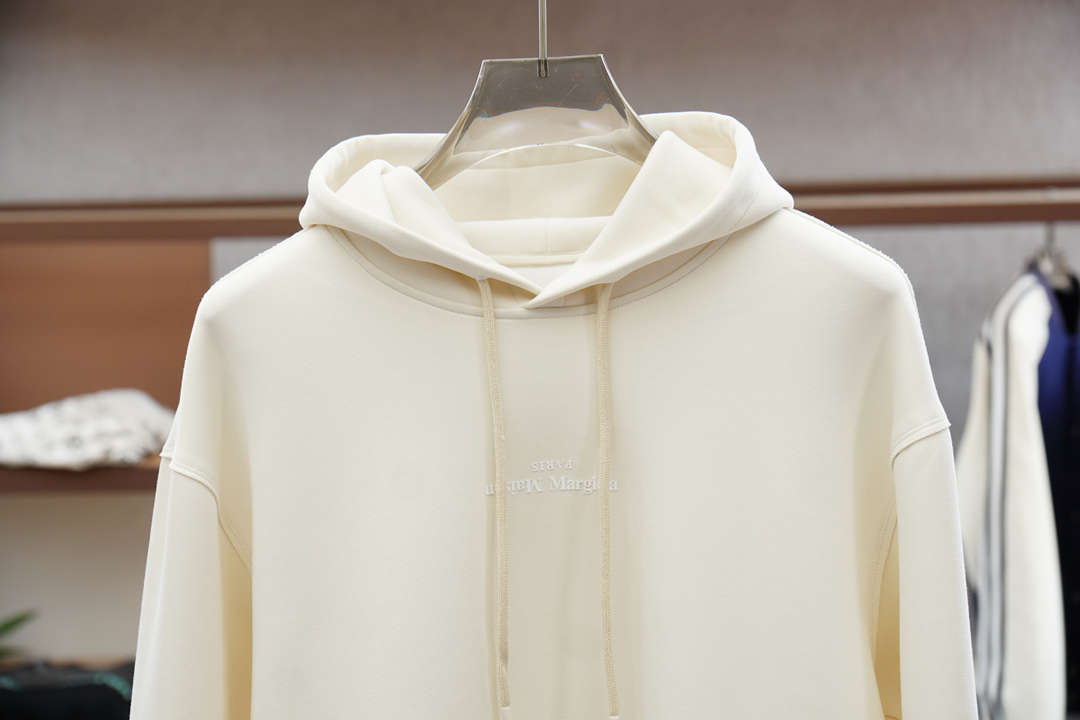 
马吉拉-秋冬新款系列#🍂
MMM Margiela 2025 秋冬新品上市
清爽的三色戴帽设计，立体3