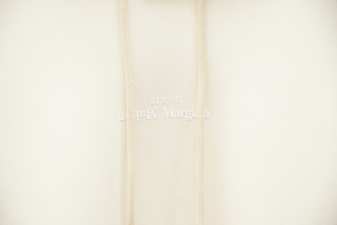 
马吉拉-秋冬新款系列#🍂
MMM Margiela 2025 秋冬新品上市
清爽的三色戴帽设计，立体3