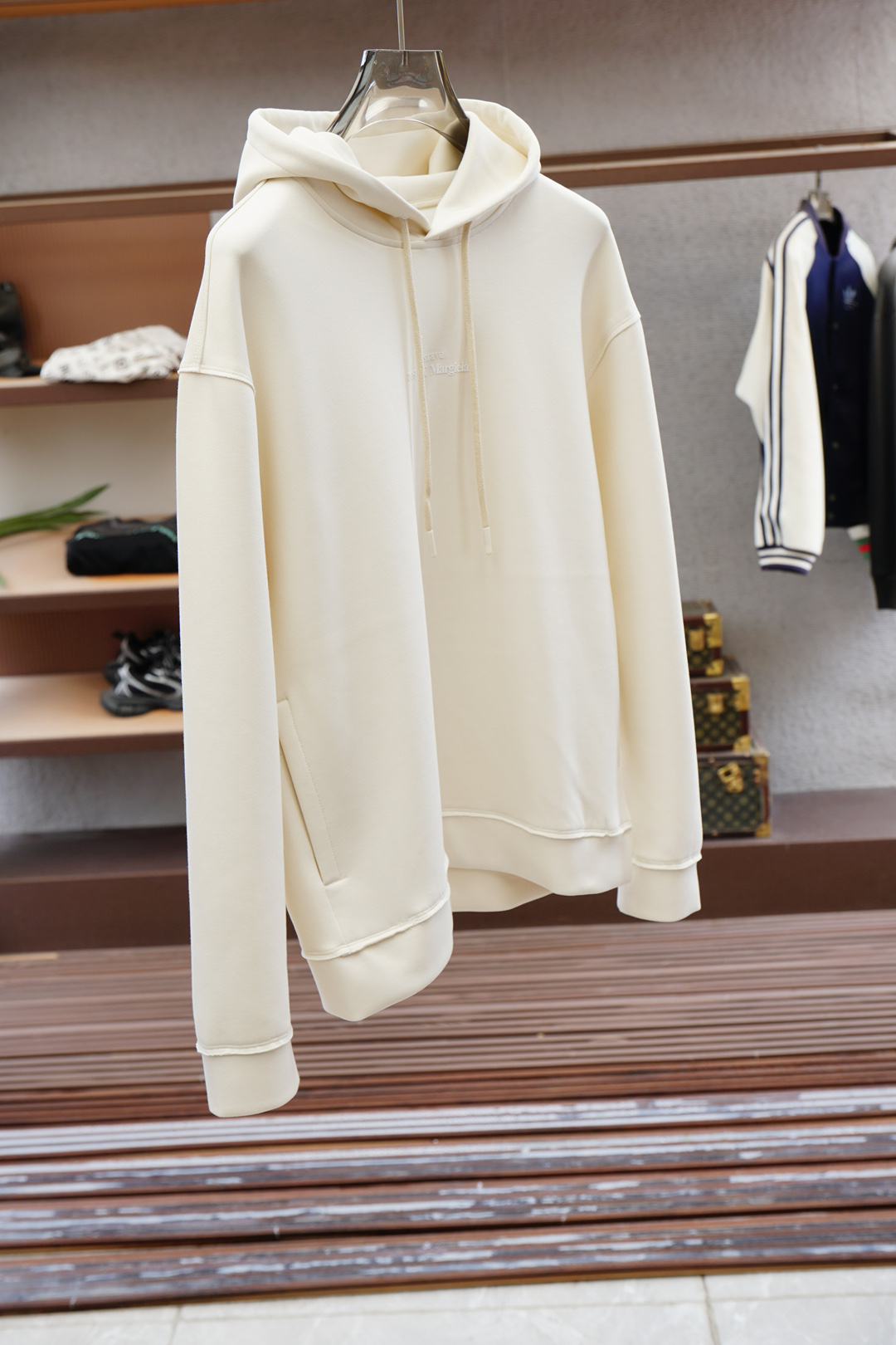 
马吉拉-秋冬新款系列#🍂
MMM Margiela 2025 秋冬新品上市
清爽的三色戴帽设计，立体3