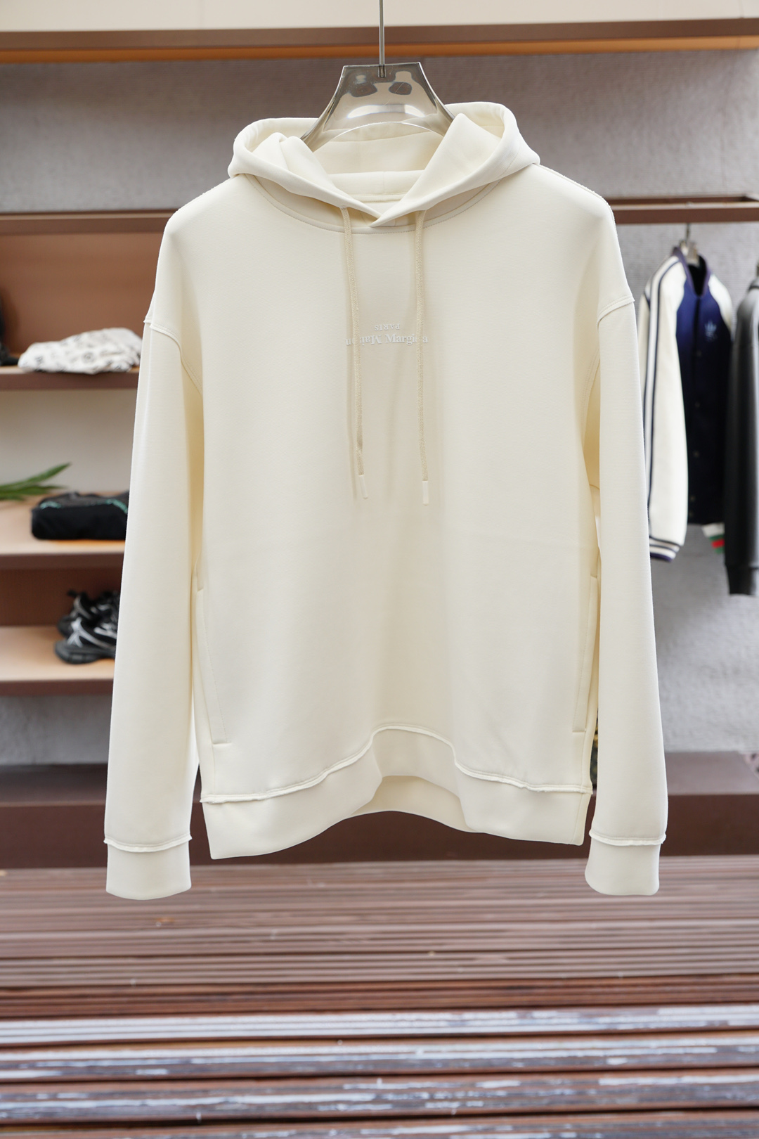 
马吉拉-秋冬新款系列#🍂
MMM Margiela 2025 秋冬新品上市
清爽的三色戴帽设计，立体3