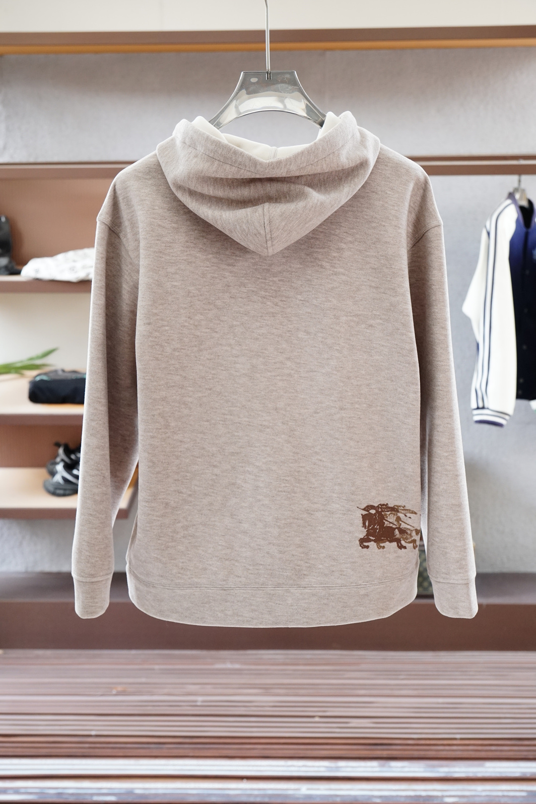 
BBR 巴宝莉/秋冬新款系列#🍂
2025 秋冬新品上市
清爽的2色戴帽设计，立体3D剪裁，落肩剪裁配