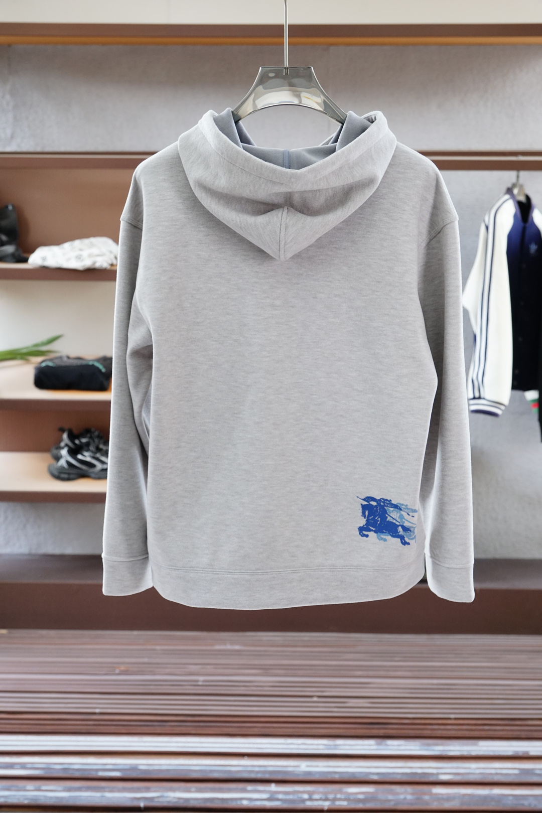 
BBR 巴宝莉/秋冬新款系列#🍂
2025 秋冬新品上市
清爽的2色戴帽设计，立体3D剪裁，落肩剪裁配