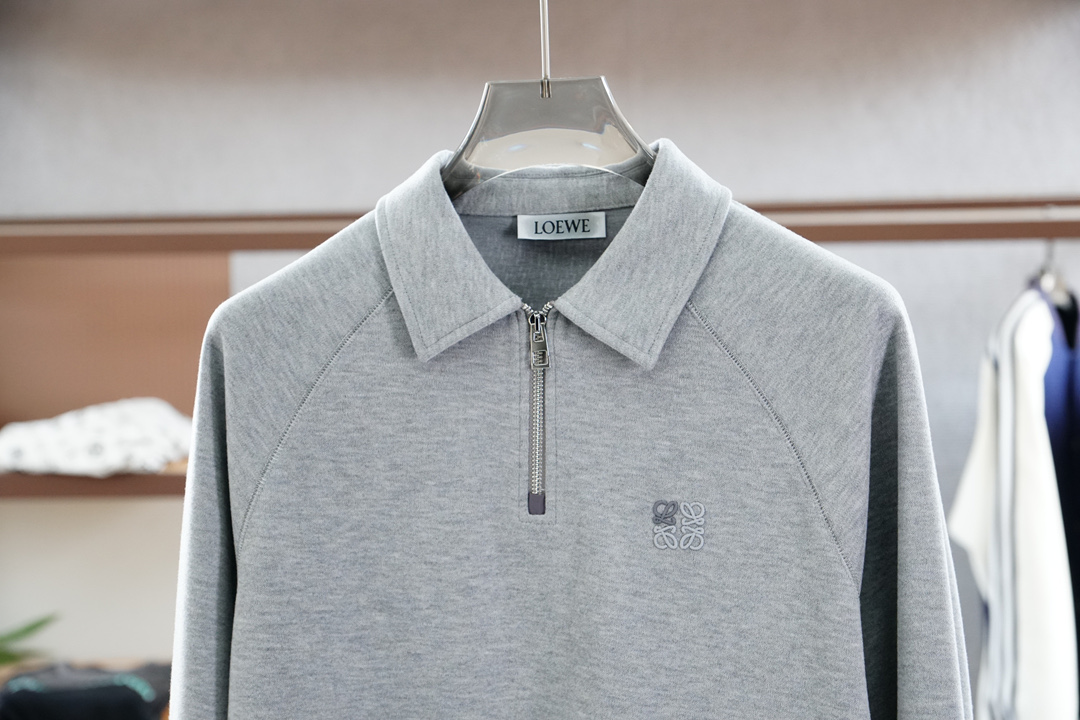 
Loewe罗意威/秋冬新款系列#🍂LW 双色设计款半拉链翻领长袖T恤#
2025 SS秋冬系列。袖长微