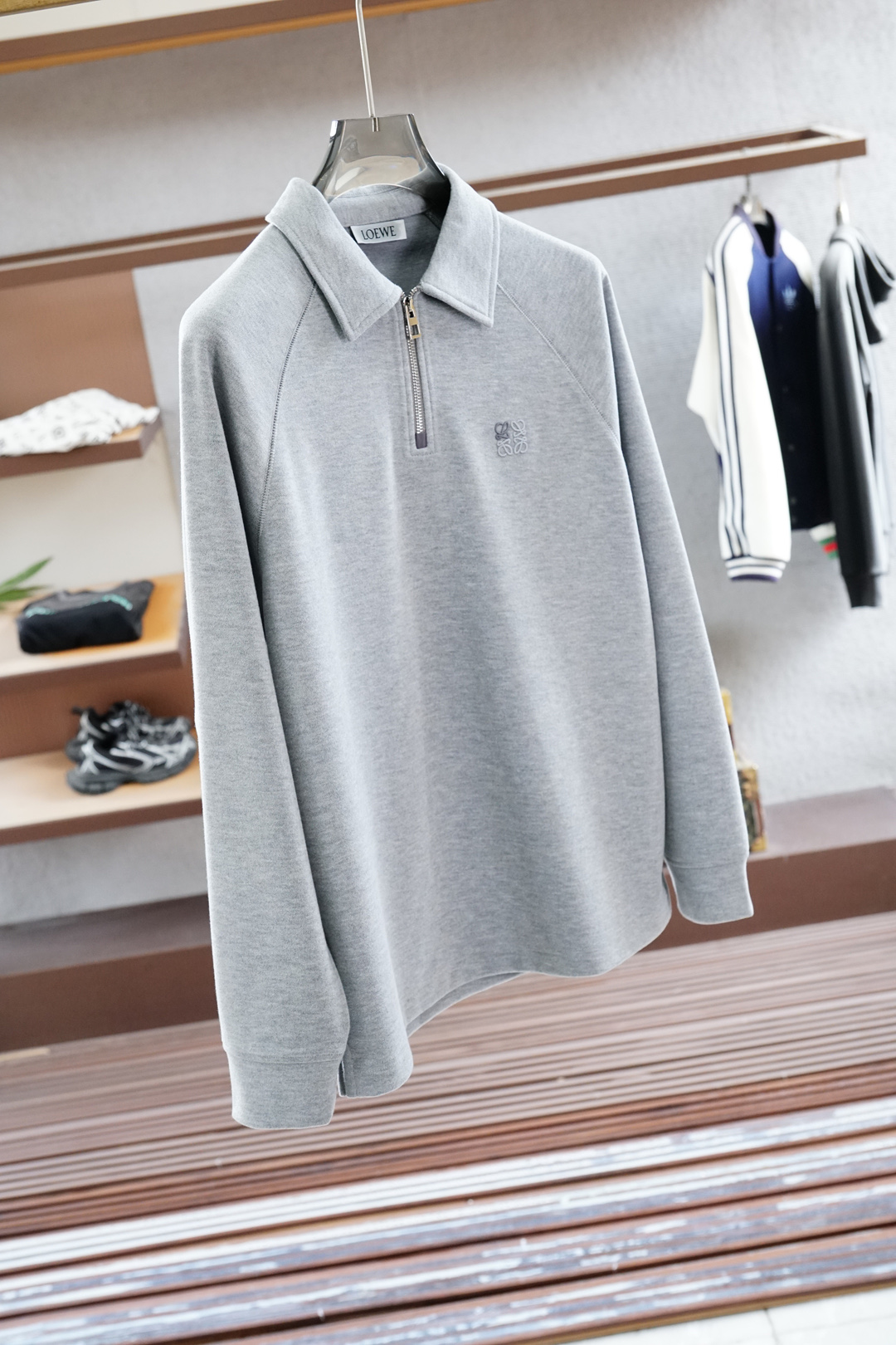 
Loewe罗意威/秋冬新款系列#🍂LW 双色设计款半拉链翻领长袖T恤#
2025 SS秋冬系列。袖长微