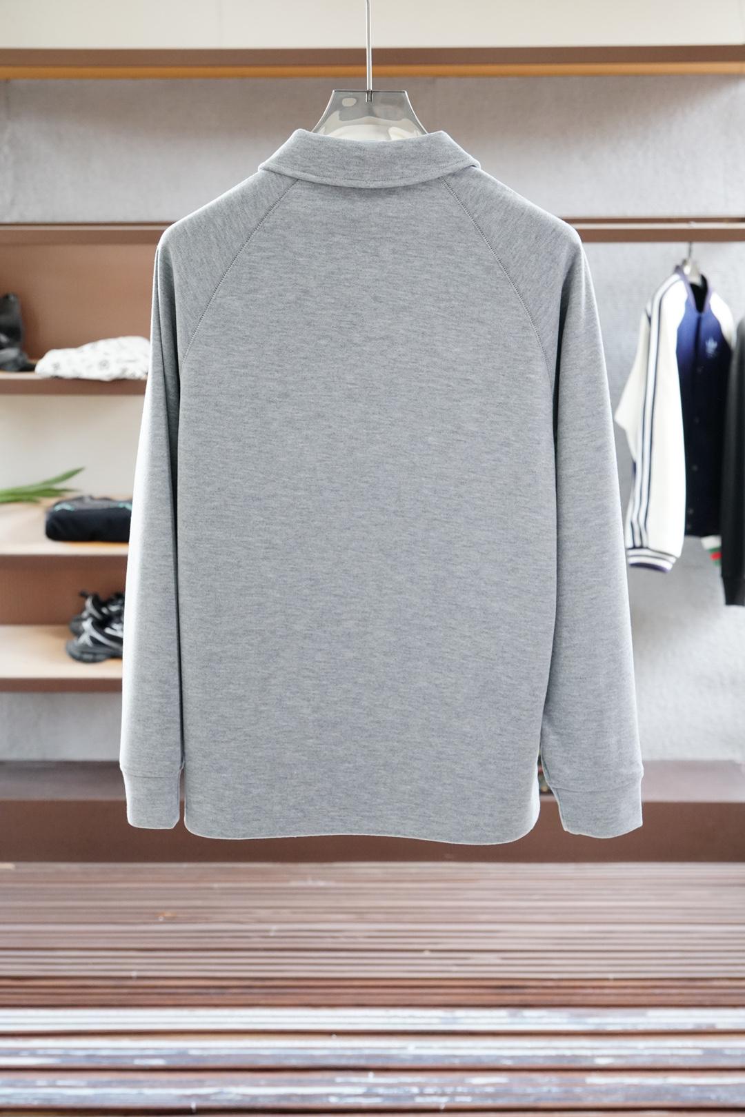 
Loewe罗意威/秋冬新款系列#🍂LW 双色设计款半拉链翻领长袖T恤#
2025 SS秋冬系列。袖长微