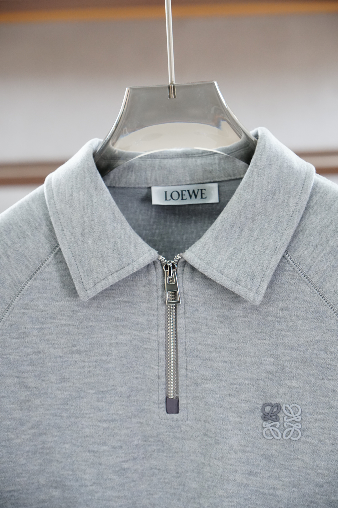 
Loewe罗意威/秋冬新款系列#🍂LW 双色设计款半拉链翻领长袖T恤#
2025 SS秋冬系列。袖长微