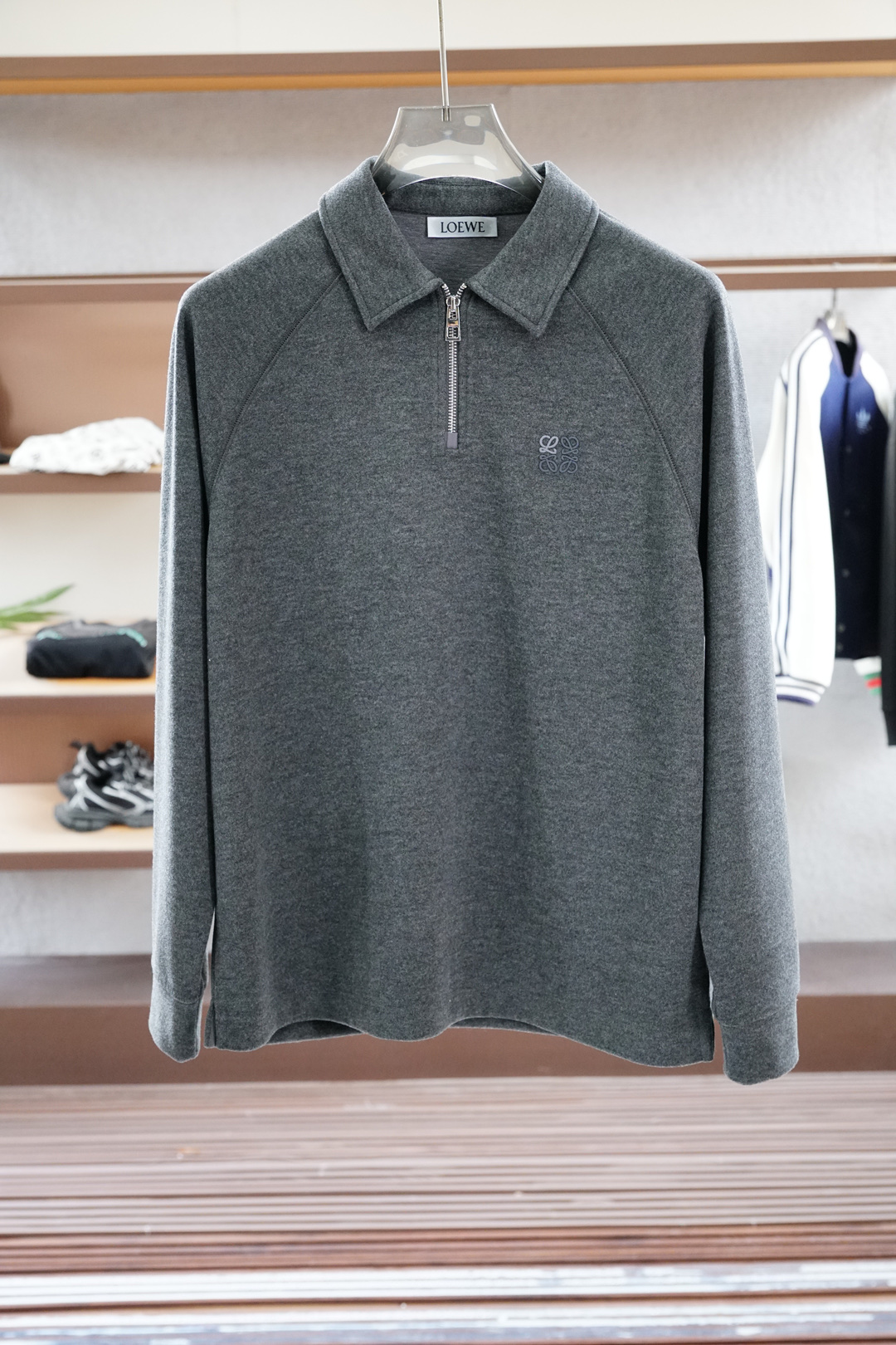
Loewe罗意威/秋冬新款系列#🍂LW 双色设计款半拉链翻领长袖T恤#
2025 SS秋冬系列。袖长微
