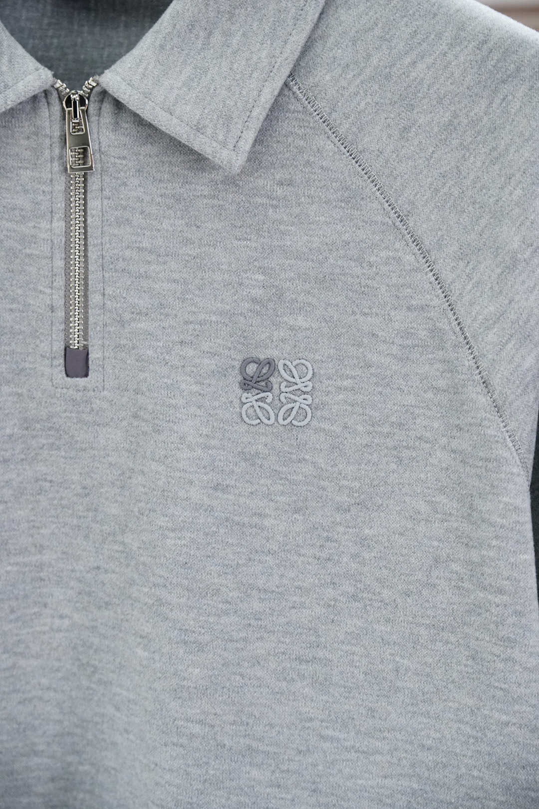 
Loewe罗意威/秋冬新款系列#🍂LW 双色设计款半拉链翻领长袖T恤#
2025 SS秋冬系列。袖长微