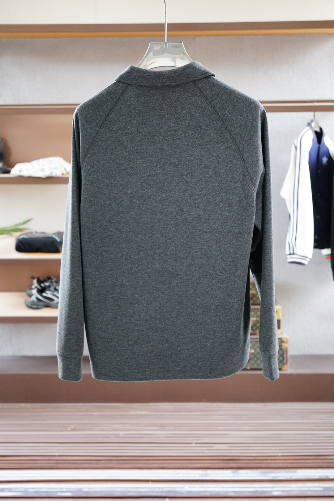 
Loewe罗意威/秋冬新款系列#🍂LW 双色设计款半拉链翻领长袖T恤#
2025 SS秋冬系列。袖长微