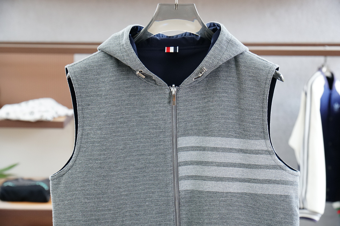 
TB1秋冬新款系列#🍂Thom Bro*ne
新款两面穿马甲 秀场秋冬最新系列 外料60%棉 40%聚