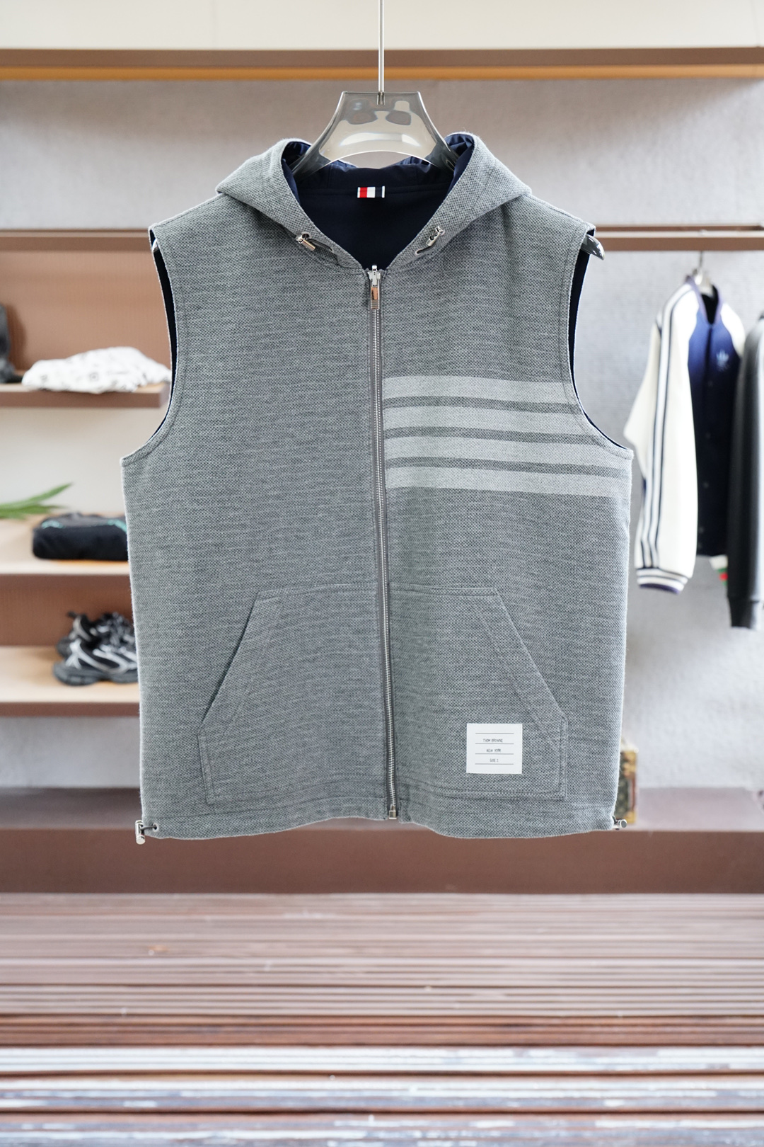 
TB1秋冬新款系列#🍂Thom Bro*ne
新款两面穿马甲 秀场秋冬最新系列 外料60%棉 40%聚