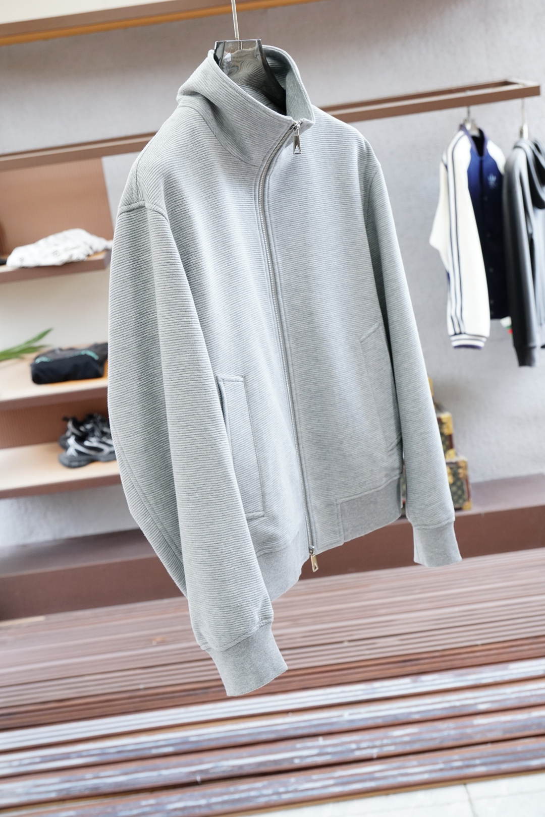 
BV/秋冬新款系列#🍂
开启秋冬穿搭新玩法，Bott*ga 新款双色夹棉外套
2025最新系列，经典的