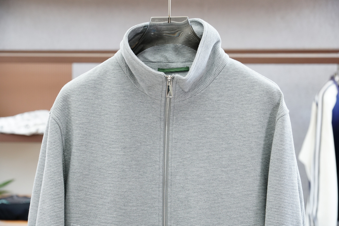 
BV/秋冬新款系列#🍂
开启秋冬穿搭新玩法，Bott*ga 新款双色夹棉外套
2025最新系列，经典的