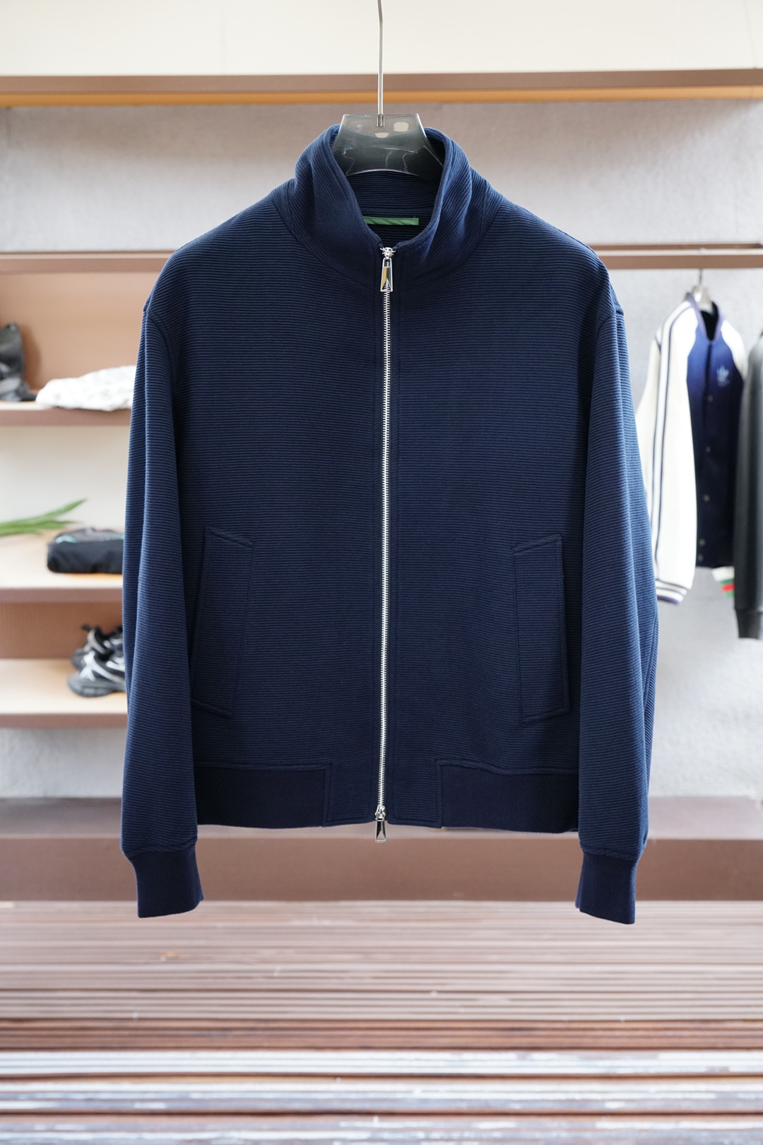 
BV/秋冬新款系列#🍂
开启秋冬穿搭新玩法，Bott*ga 新款双色夹棉外套
2025最新系列，经典的