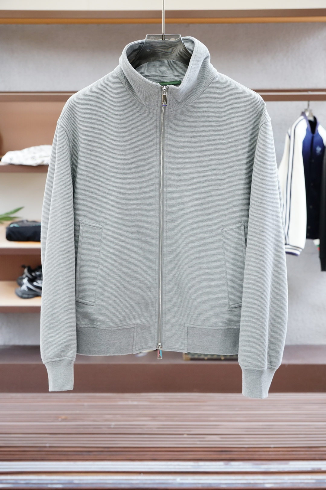 
BV/秋冬新款系列#🍂
开启秋冬穿搭新玩法，Bott*ga 新款双色夹棉外套
2025最新系列，经典的