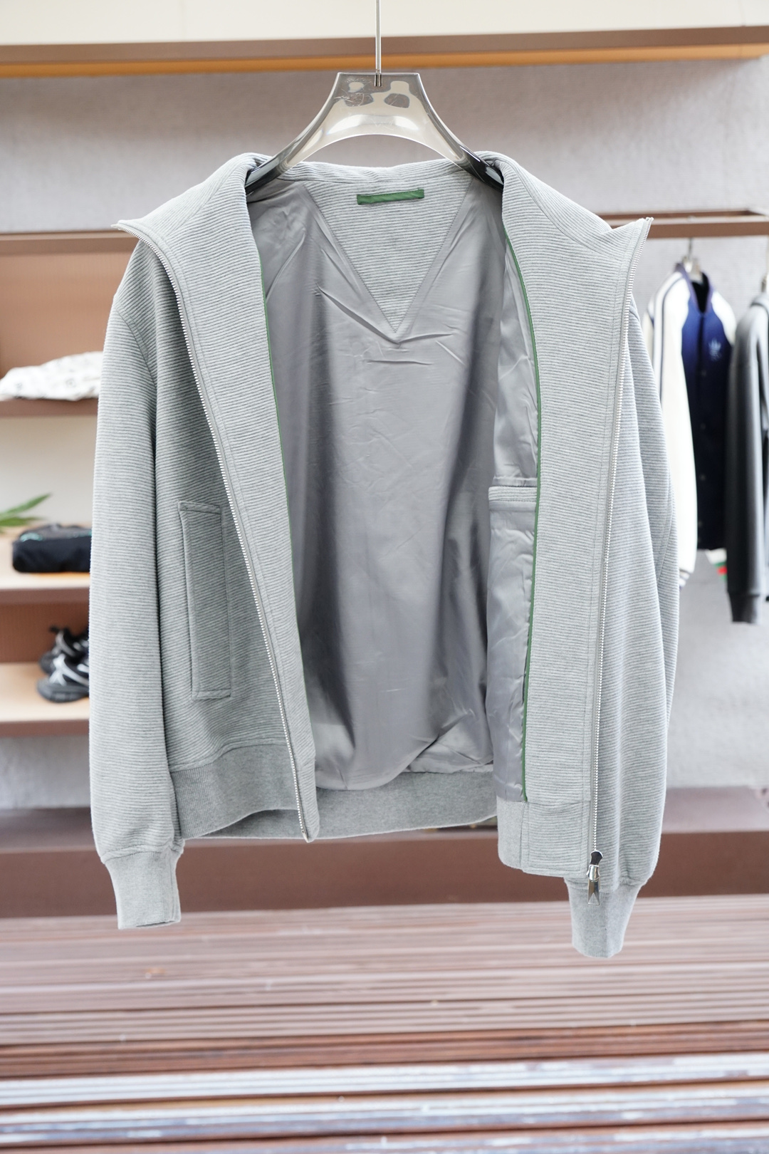 
BV/秋冬新款系列#🍂
开启秋冬穿搭新玩法，Bott*ga 新款双色夹棉外套
2025最新系列，经典的