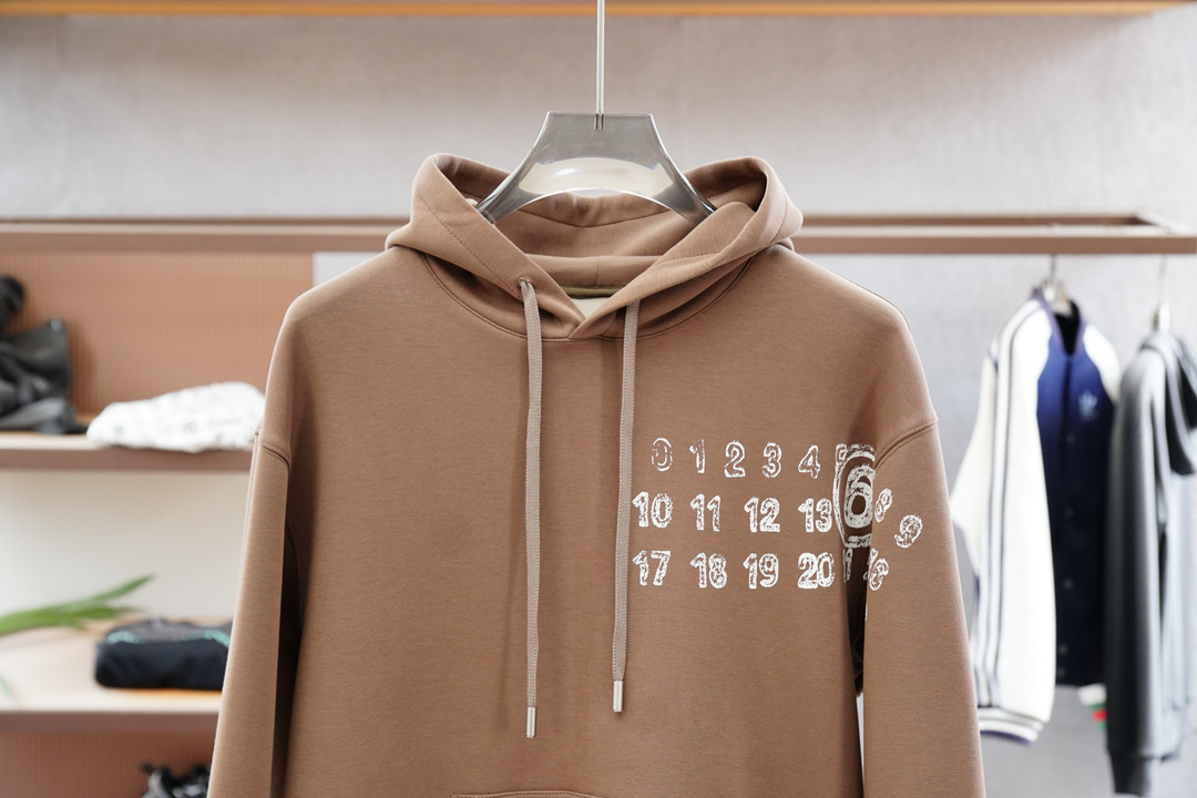 
马吉拉/秋冬新款系列#🍂
MMM Margiela 2025 秋冬新品上市
清爽的三色戴帽设计，立体3