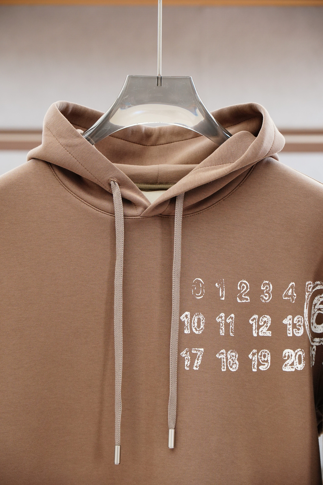 
马吉拉/秋冬新款系列#🍂
MMM Margiela 2025 秋冬新品上市
清爽的三色戴帽设计，立体3