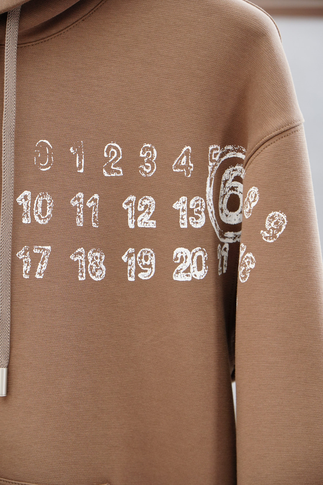 
马吉拉/秋冬新款系列#🍂
MMM Margiela 2025 秋冬新品上市
清爽的三色戴帽设计，立体3