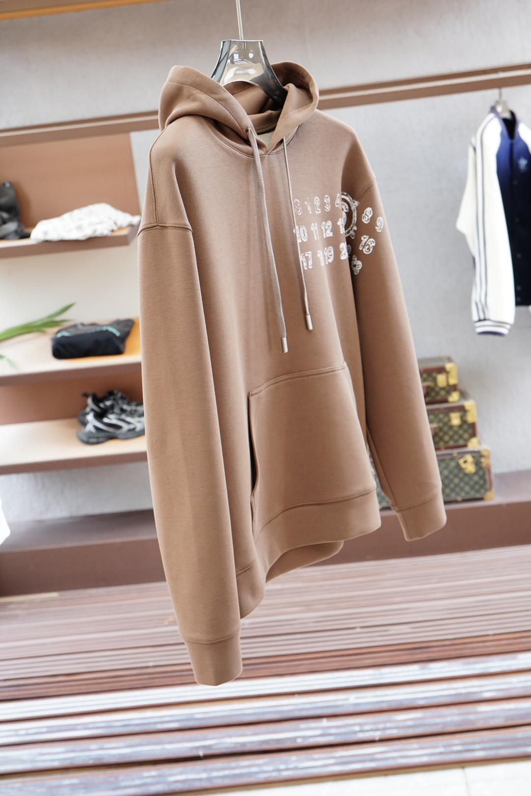 
马吉拉/秋冬新款系列#🍂
MMM Margiela 2025 秋冬新品上市
清爽的三色戴帽设计，立体3