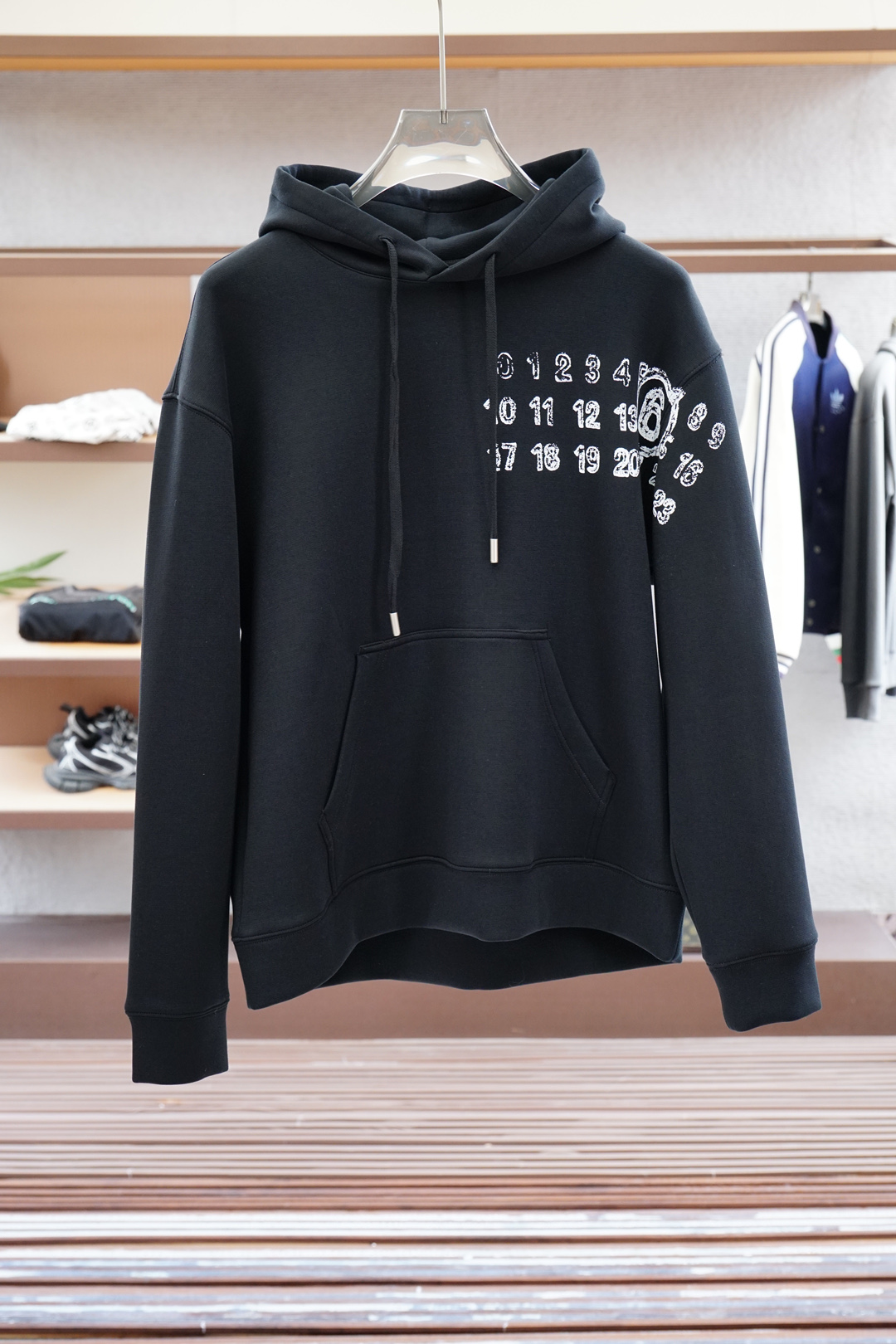 
马吉拉/秋冬新款系列#🍂
MMM Margiela 2025 秋冬新品上市
清爽的三色戴帽设计，立体3