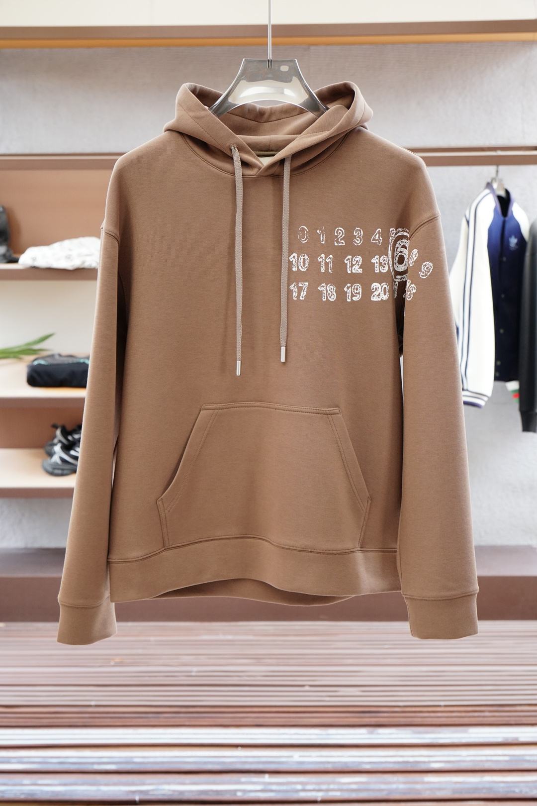 
马吉拉/秋冬新款系列#🍂
MMM Margiela 2025 秋冬新品上市
清爽的三色戴帽设计，立体3