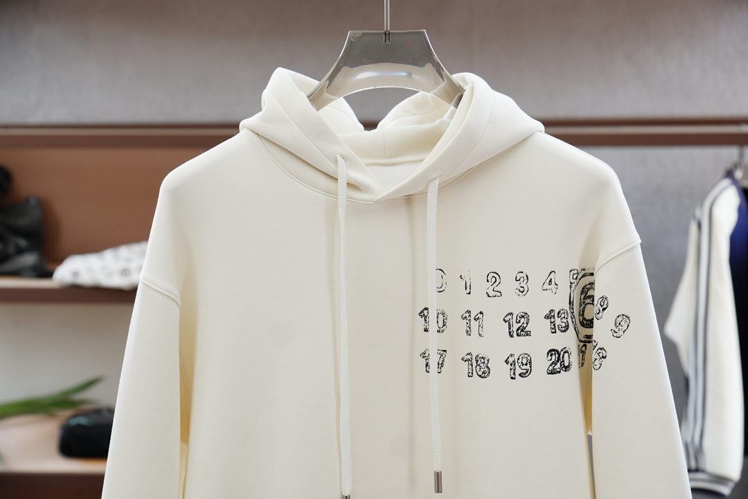 
马吉拉-秋冬新款系列#🍂
MMM Margiela 2025 秋冬新品上市
清爽的三色戴帽设计，立体3