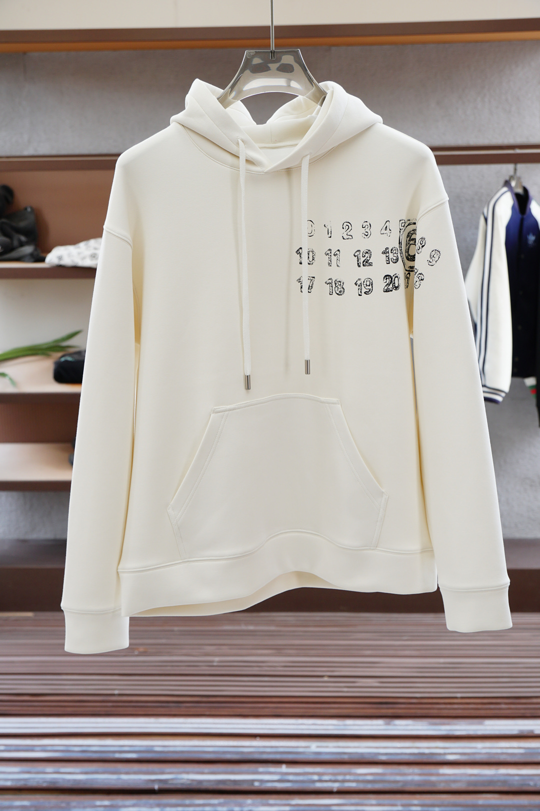 
马吉拉-秋冬新款系列#🍂
MMM Margiela 2025 秋冬新品上市
清爽的三色戴帽设计，立体3