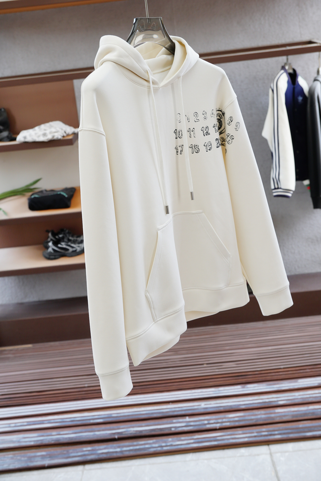 
马吉拉-秋冬新款系列#🍂
MMM Margiela 2025 秋冬新品上市
清爽的三色戴帽设计，立体3