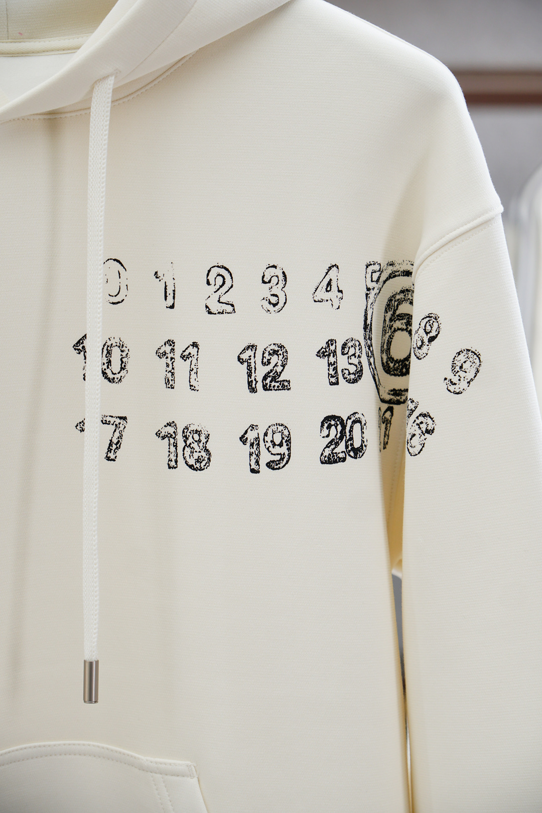 
马吉拉-秋冬新款系列#🍂
MMM Margiela 2025 秋冬新品上市
清爽的三色戴帽设计，立体3