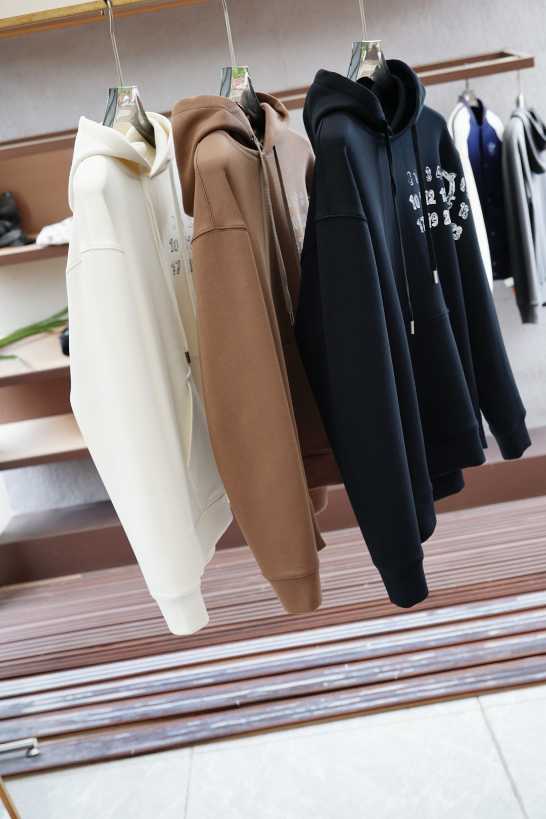 
马吉拉-秋冬新款系列#🍂
MMM Margiela 2025 秋冬新品上市
清爽的三色戴帽设计，立体3