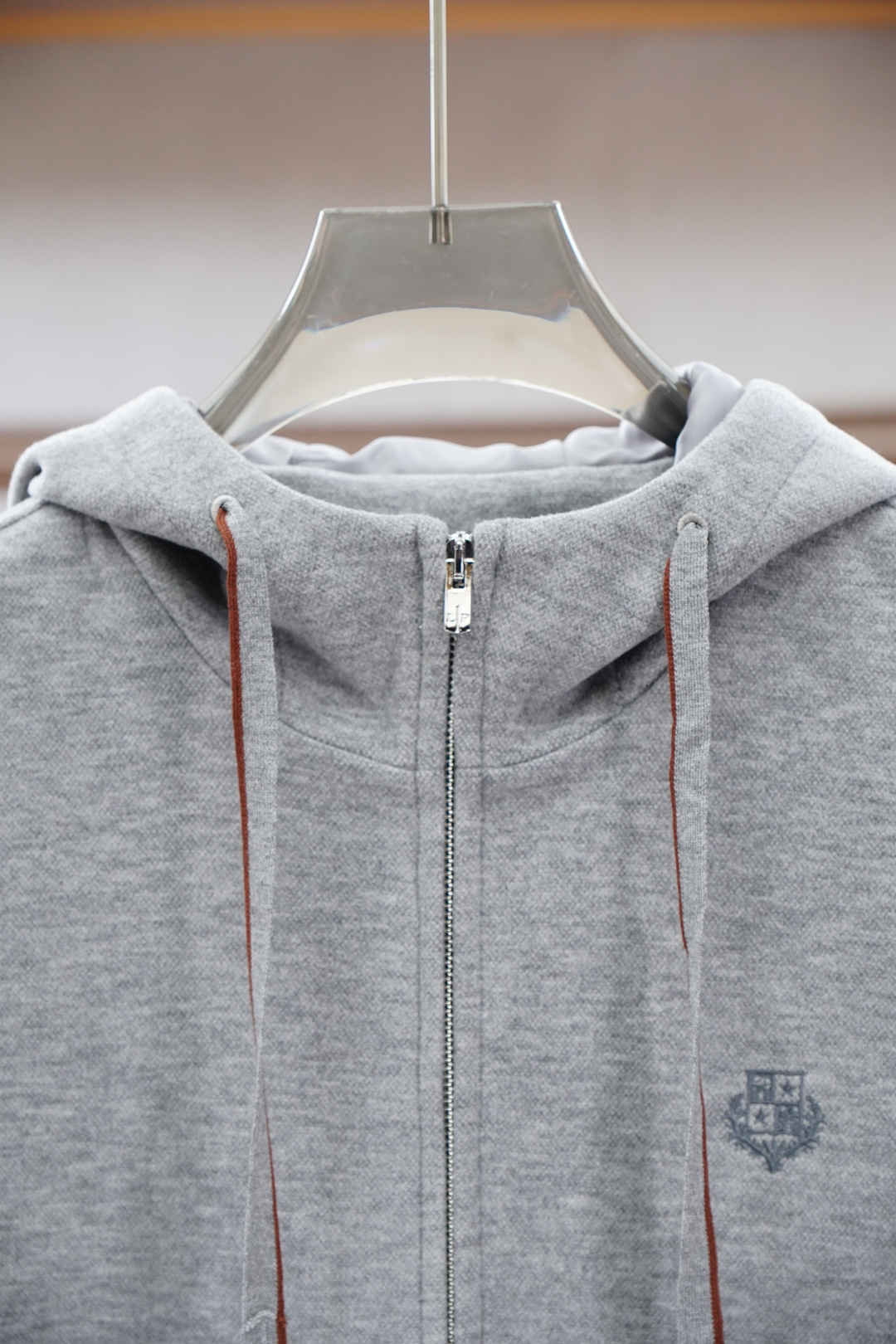 
lP🆕-儒雅绅士代表之作，叠穿首选。
lP🆕1965 秋冬系列混纺连帽设计男士马甲
面料选用64.4%