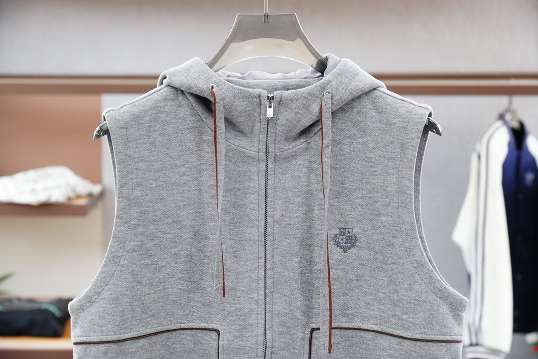 
lP🆕-儒雅绅士代表之作，叠穿首选。
lP🆕1965 秋冬系列混纺连帽设计男士马甲
面料选用64.4%