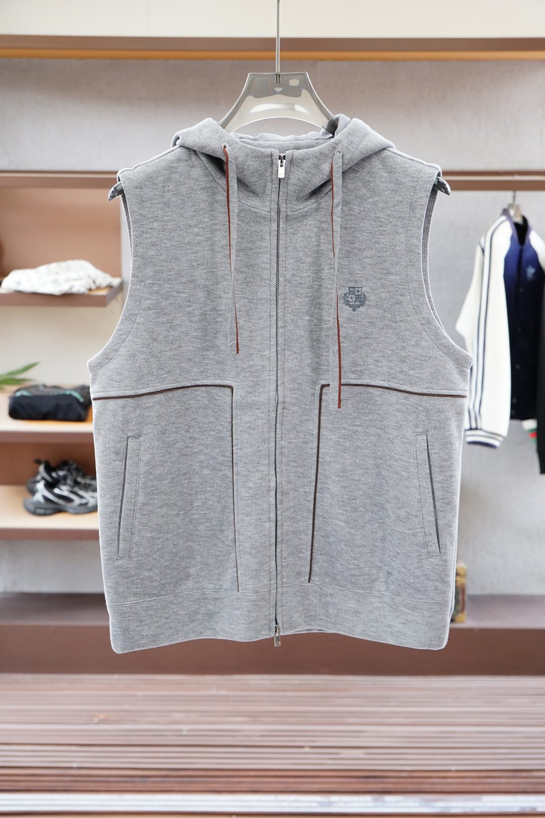 
lP🆕-儒雅绅士代表之作，叠穿首选。
lP🆕1965 秋冬系列混纺连帽设计男士马甲
面料选用64.4%