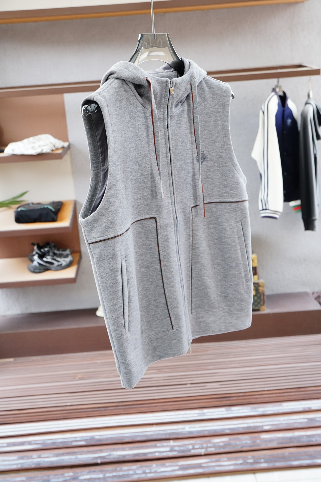 
lP🆕-儒雅绅士代表之作，叠穿首选。
lP🆕1965 秋冬系列混纺连帽设计男士马甲
面料选用64.4%