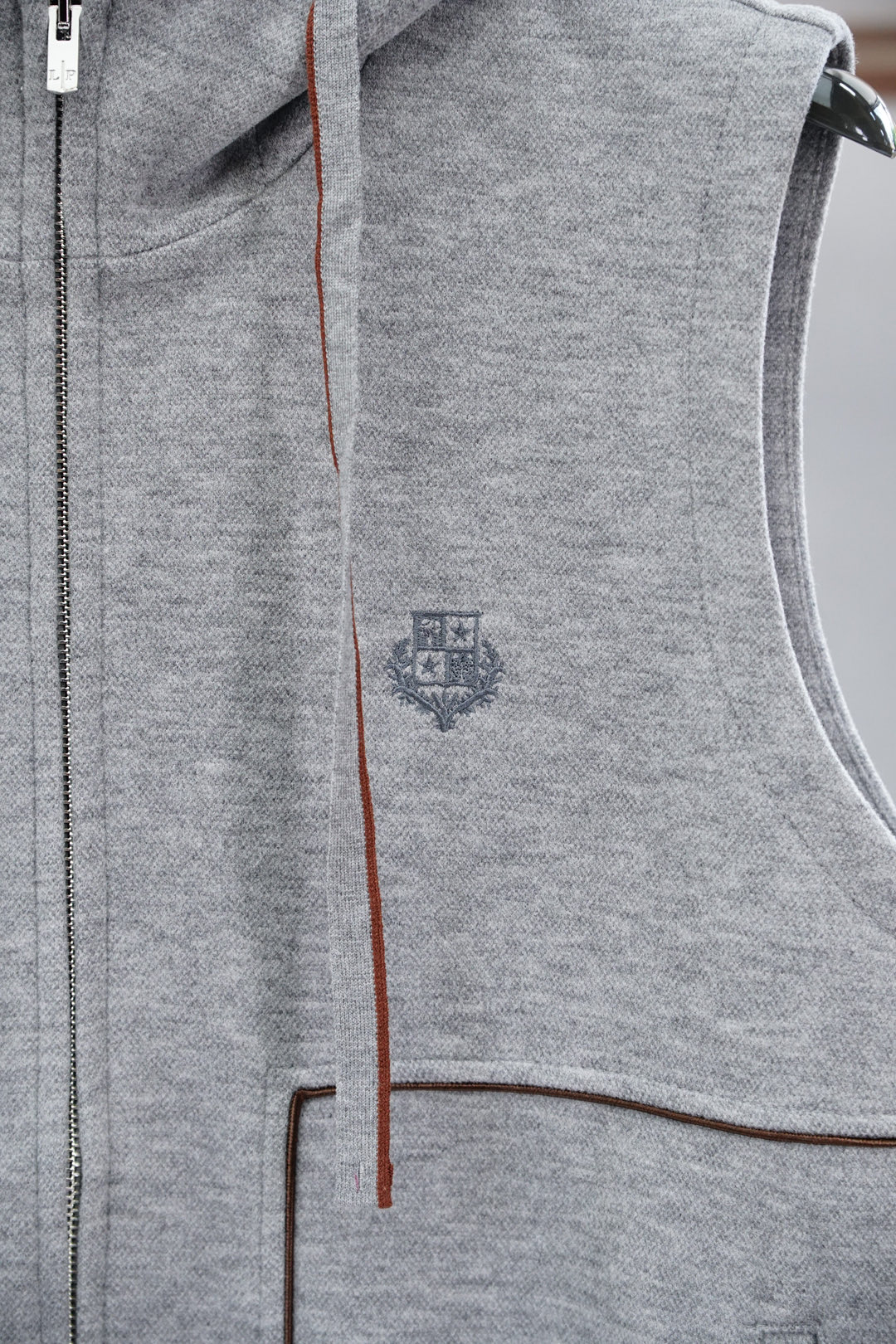 
lP🆕-儒雅绅士代表之作，叠穿首选。
lP🆕1965 秋冬系列混纺连帽设计男士马甲
面料选用64.4%