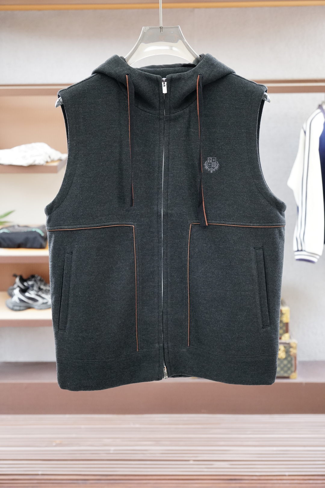 
lP🆕-儒雅绅士代表之作，叠穿首选。
lP🆕1965 秋冬系列混纺连帽设计男士马甲
面料选用64.4%