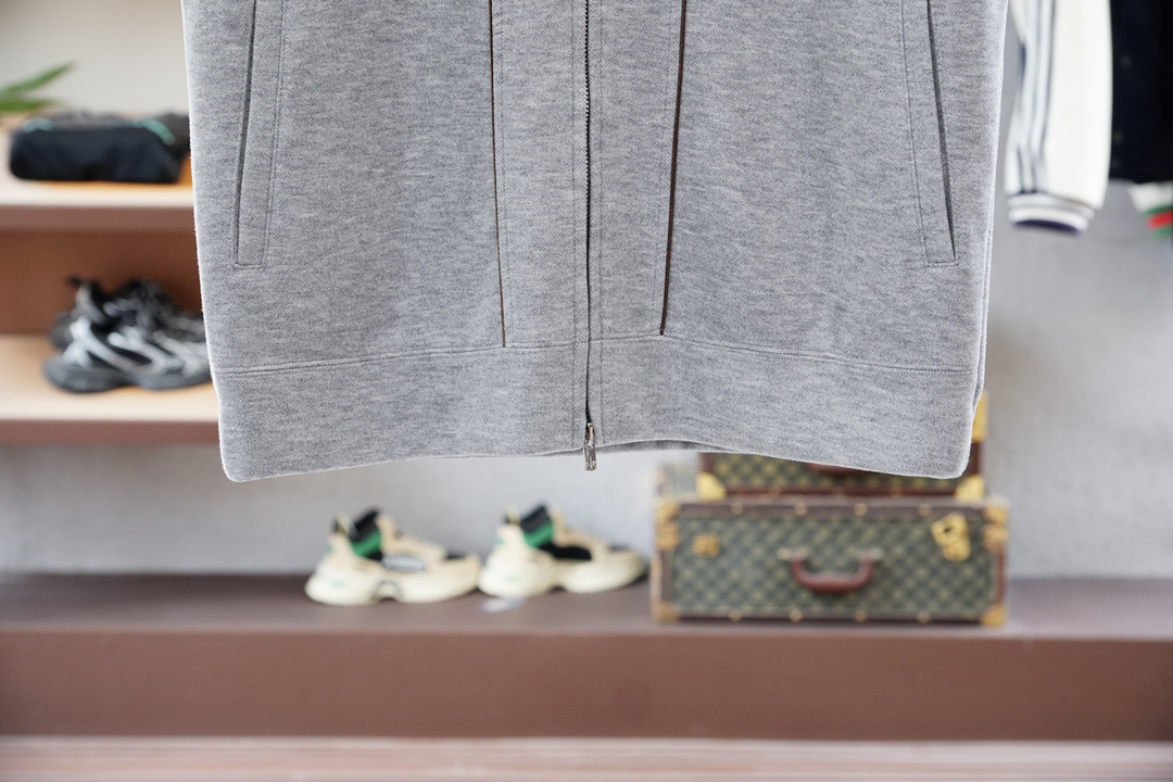 
lP🆕-儒雅绅士代表之作，叠穿首选。
lP🆕1965 秋冬系列混纺连帽设计男士马甲
面料选用64.4%